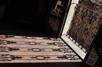 A sombra da grade de nossa varanda, no hotel em Real de Catorce, pueblo mágico no norte do México